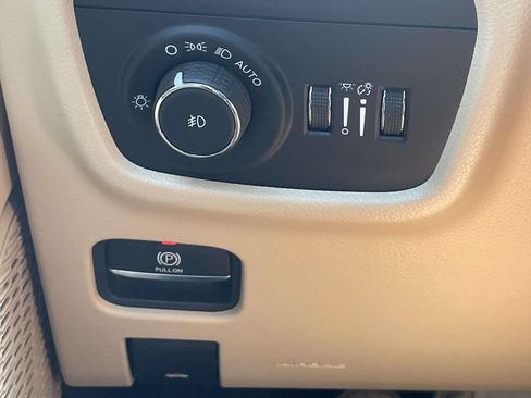 Used 2025 Jeep Grand Cherokee Limited w/ Luxury Tech Group II RWD image 24