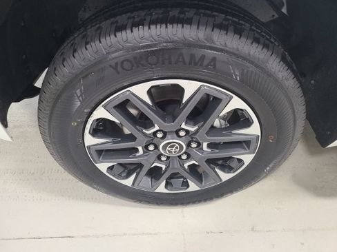 Used 2024 Toyota Tundra Limited AWD/4WD image 45