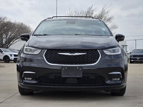 Used 2022 Chrysler Pacifica Touring-L w/ Uconnect Theater Family Group image 11