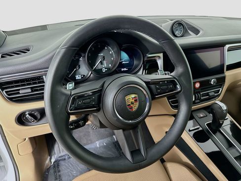 Used 2025 Porsche Macan image 12