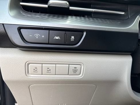 Used 2022 Kia Carnival LX FWD image 21