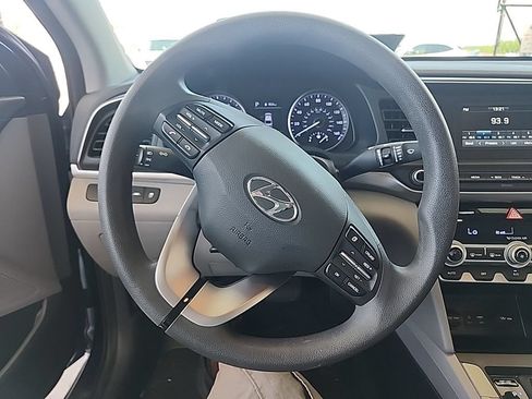 Used 2020 Hyundai Elantra SE FWD image 11