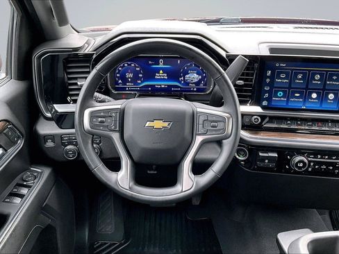 Used 2023 Chevrolet Silverado 1500 LT w/ Z71 Off-Road Package AWD/4WD image 6