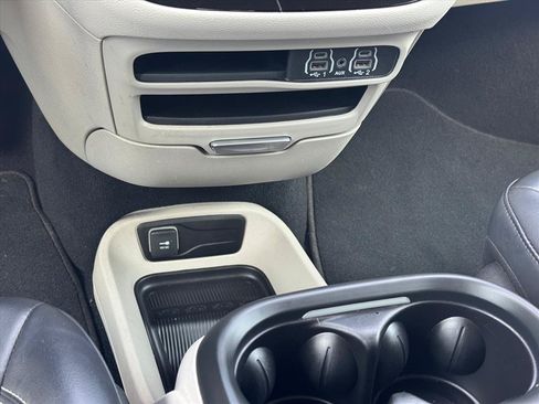 Used 2024 Chrysler Pacifica Touring-L FWD image 18