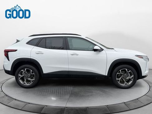 Used 2025 Chevrolet Trax LT w/ LT Convenience Package image 6