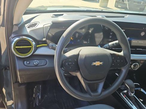 Used 2025 Chevrolet Trax LT w/ Sunroof Package FWD image 11