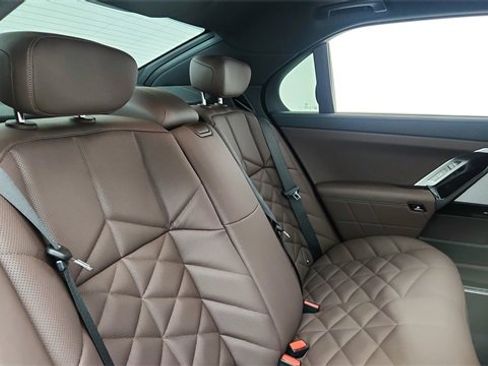 Used 2024 BMW 740i image 25