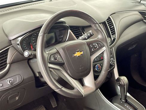 Used 2022 Chevrolet Trax LT w/ LT Convenience Package AWD/4WD image 17