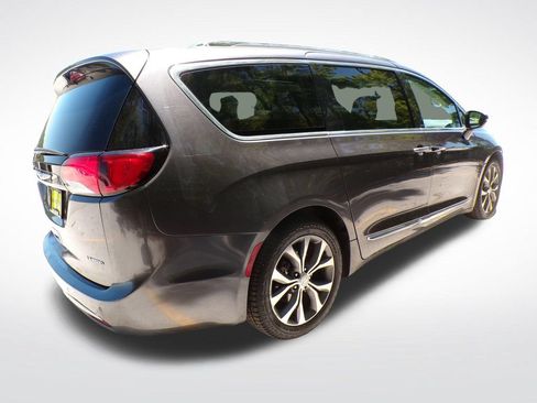 Used 2017 Chrysler Pacifica Limited FWD image 7