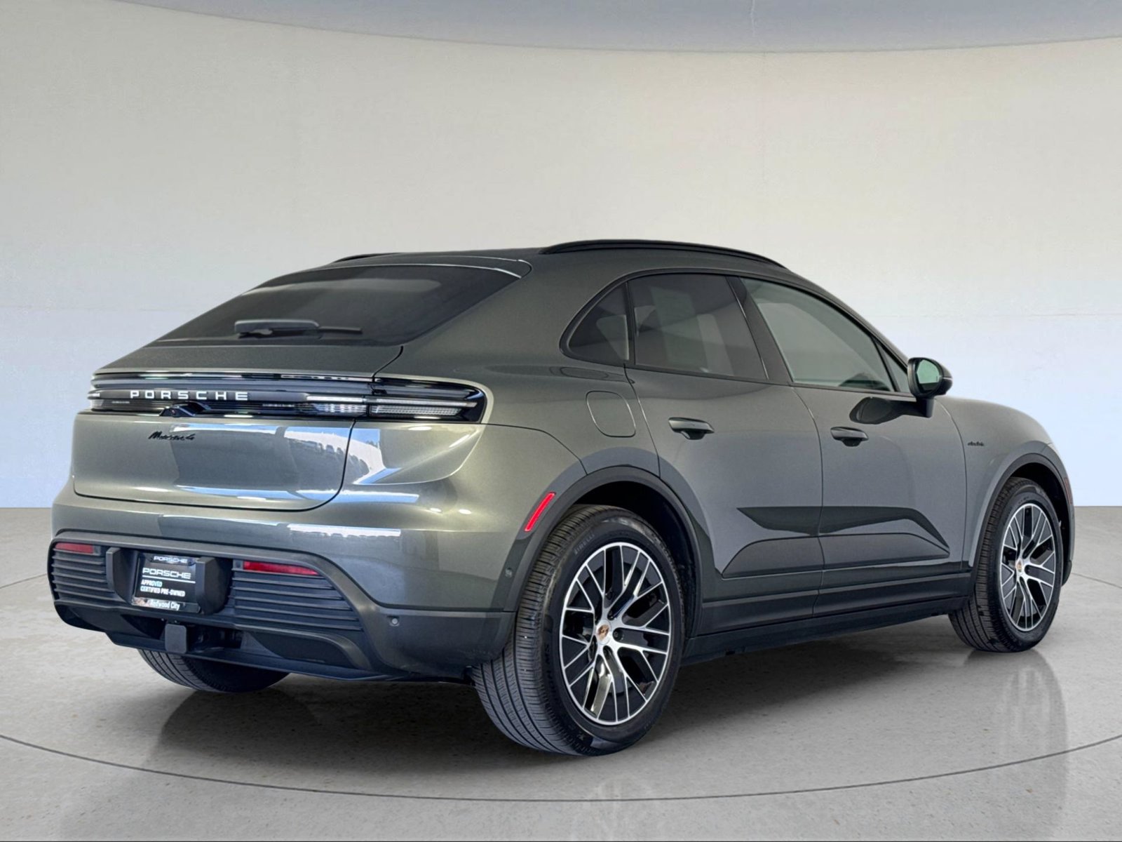 Certified 2025 Porsche Macan 4 Electric AWD/4WD image 8
