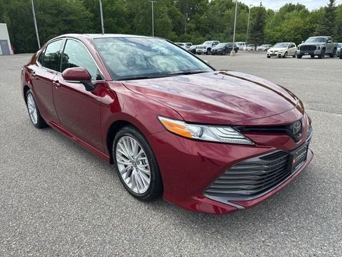 Used 2018 Toyota Camry XLE FWD image 3