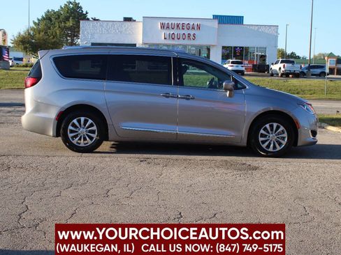 Used 2018 Chrysler Pacifica Touring-L image 4