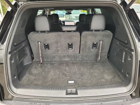 Used 2025 Chevrolet Traverse LT image 20