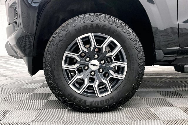 Used 2023 Chevrolet Colorado Z71 w/ Z71 Convenience Package 2 AWD/4WD image 9