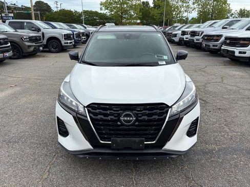 Used 2022 Nissan Kicks SR w/ Premium Package FWD image 2