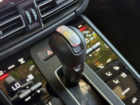 Certified 2024 Porsche Macan AWD/4WD image 25