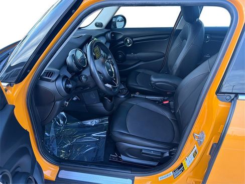 Used 2017 MINI Cooper 4-Door Hardtop image 10