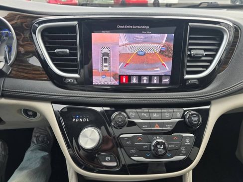 Used 2022 Chrysler Pacifica Limited FWD image 26