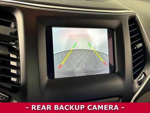 Used 2019 Jeep Cherokee Latitude Plus AWD/4WD image 14