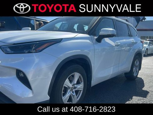 Used 2022 Toyota Highlander LE AWD/4WD image 1
