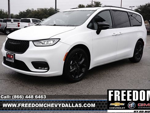 Used 2025 Chrysler Pacifica Limited image 3