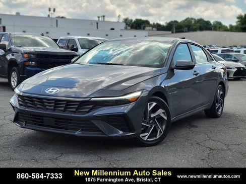 Used 2025 Hyundai Elantra SEL image 1