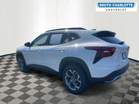 Used 2025 Chevrolet Trax LT w/ LT Convenience Package FWD image 6