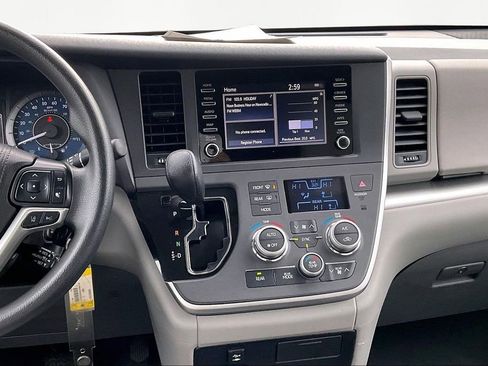 Used 2020 Toyota Sienna L image 11