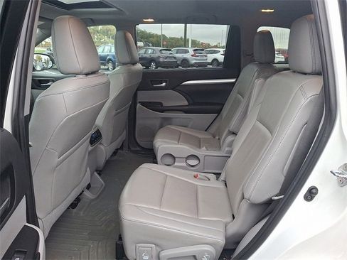 Used 2019 Toyota Highlander XLE image 23