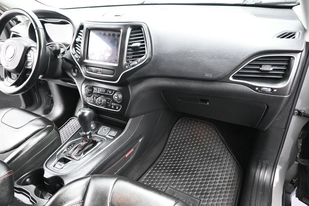 Used 2019 Jeep Cherokee Trailhawk w/ Cold Weather Group AWD/4WD image 20