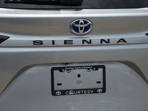 Certified 2021 Toyota Sienna XLE FWD image 30