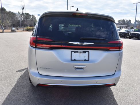 Used 2024 Chrysler Pacifica Pinnacle image 8