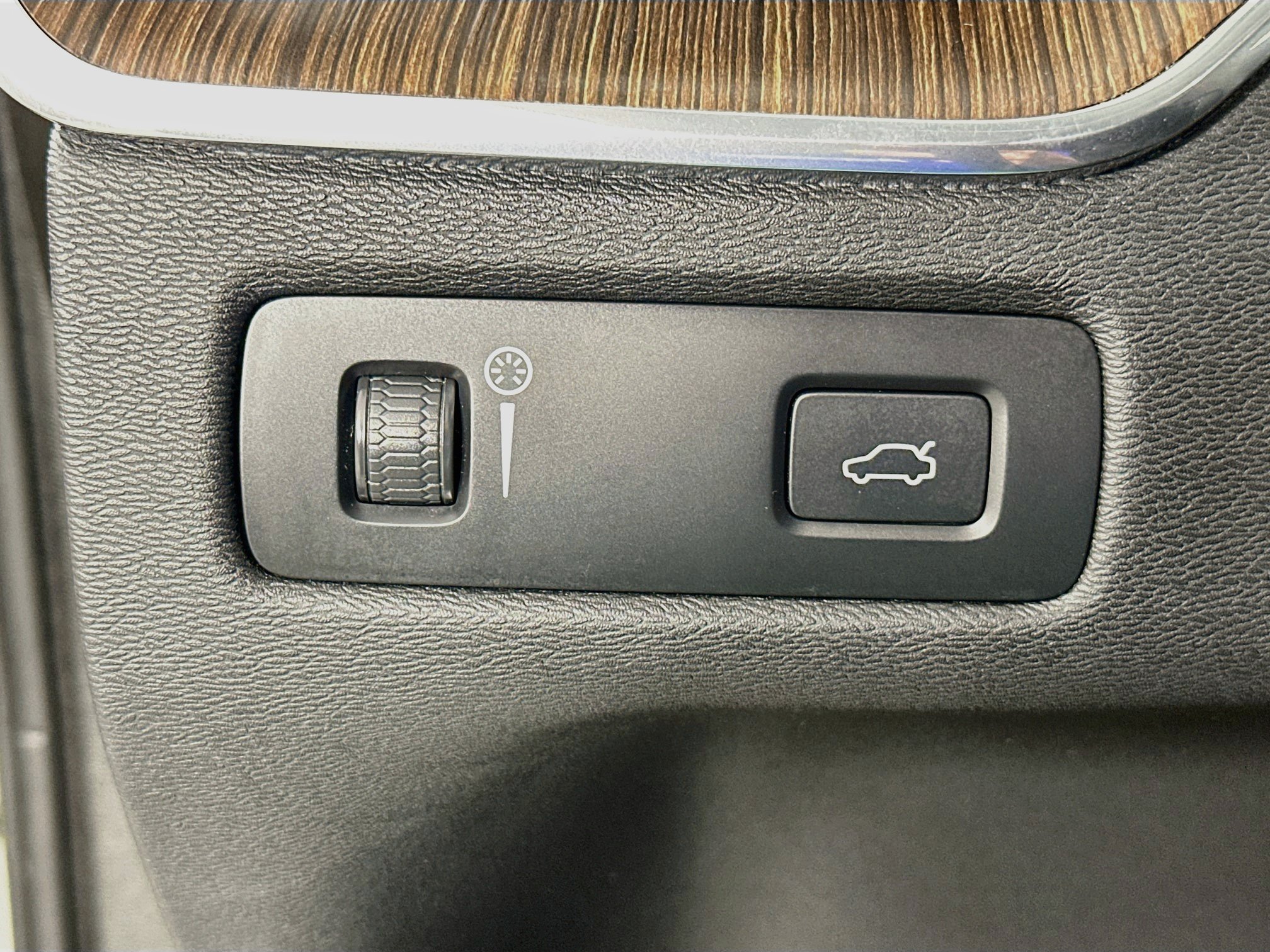Used 2022 Volvo XC60 B5 Momentum w/ Protection Package Premier FWD image 10