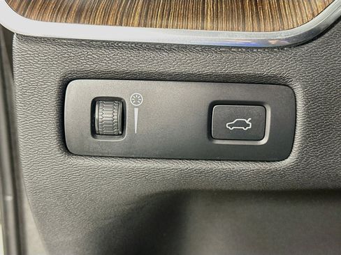 Used 2022 Volvo XC60 B5 Momentum w/ Protection Package Premier FWD image 10