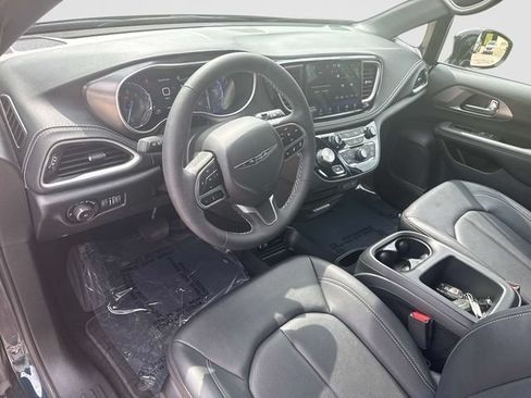 Used 2025 Chrysler Pacifica Select AWD/4WD image 13