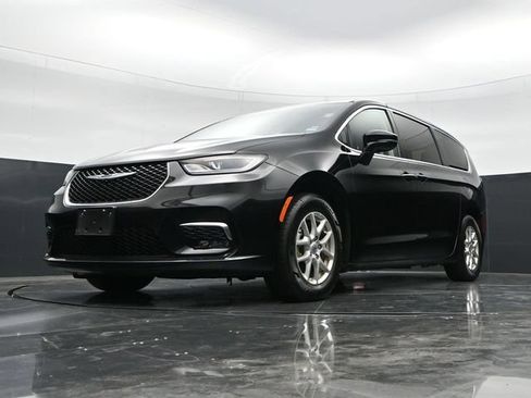 Used 2024 Chrysler Pacifica Touring-L FWD image 41