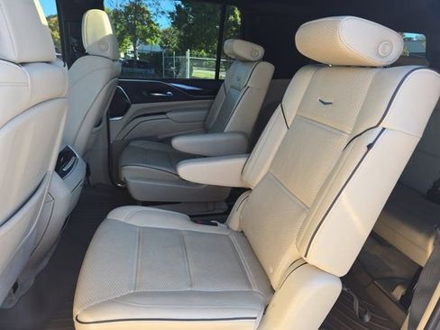 Used 2022 Cadillac Escalade ESV Premium Luxury image 15