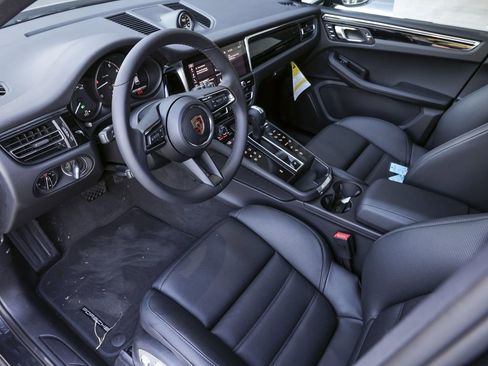 Certified 2026 Porsche Macan AWD/4WD image 4