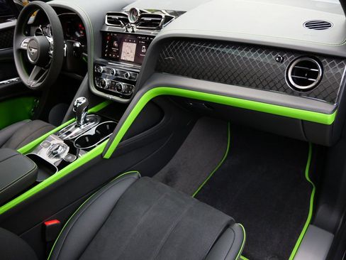 Used 2025 Bentley Bentayga image 27