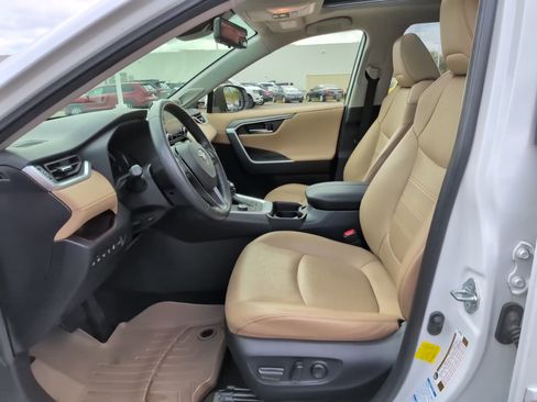 Used 2019 Toyota RAV4 Limited w/ Advanced Technology Package AWD/4WD image 18