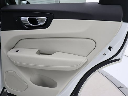 Used 2018 Volvo XC60 T6 Momentum w/ Vision Package image 38