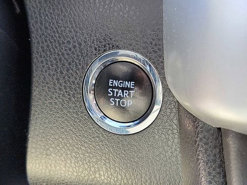 Used 2019 Toyota Highlander SE image 23