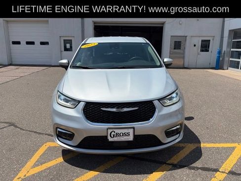 Used 2023 Chrysler Pacifica Touring-L FWD image 3