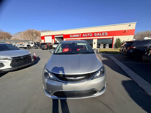 Used 2019 Chrysler Pacifica Touring Plus w/ Tire & Wheel Group image 9