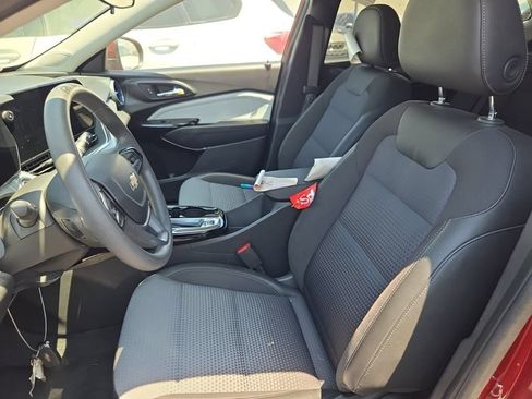 Used 2025 Chevrolet Trax LT FWD image 7
