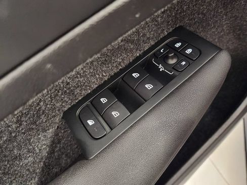 Certified 2026 Volvo XC40 B5 Plus AWD/4WD image 21