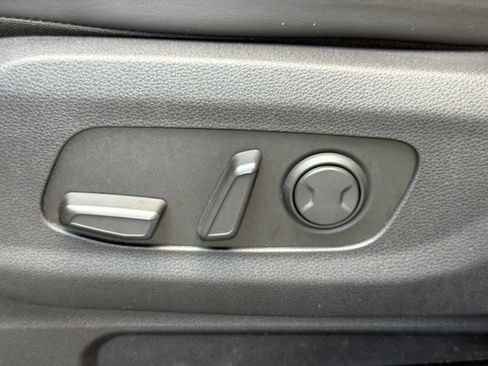 Used 2023 Kia Carnival LX FWD image 14