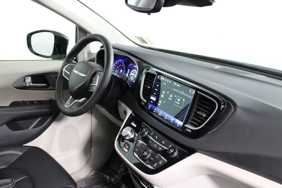 Used 2024 Chrysler Pacifica Touring-L FWD image 27
