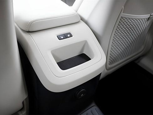 Certified 2025 Volvo XC60 T8 Core w/ Protection Package Premier image 32