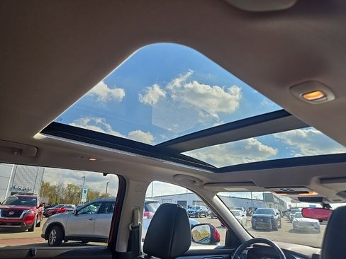 Used 2021 Nissan Rogue SV w/ Premium Package image 29